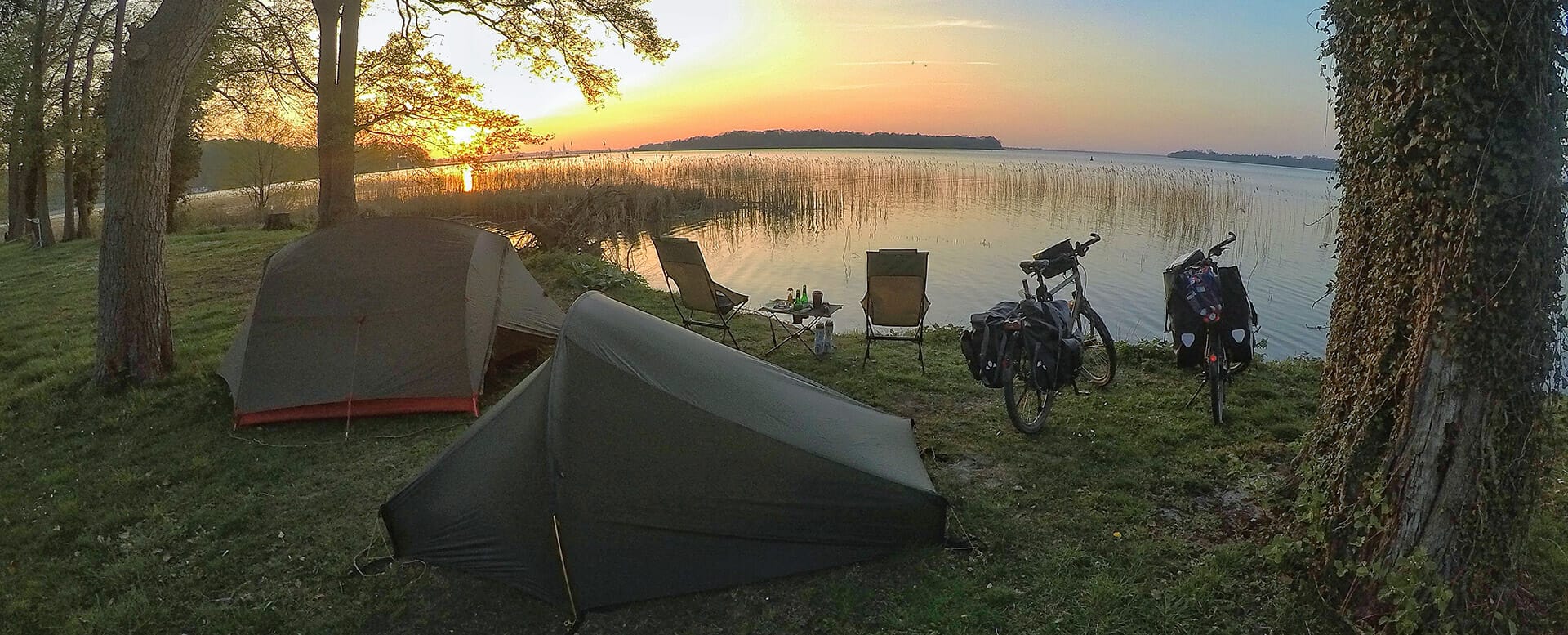 Nachhaltig reisen - Schlafen in einem Zelt am See