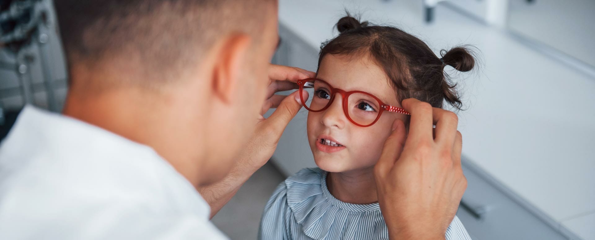 Kurzsichtigkeit - Kind probiert eine Brille